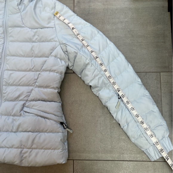 Like new! Women's Light Gray Puffer Jacket by The North Face - warm & stylish! - Picture 7 of 16